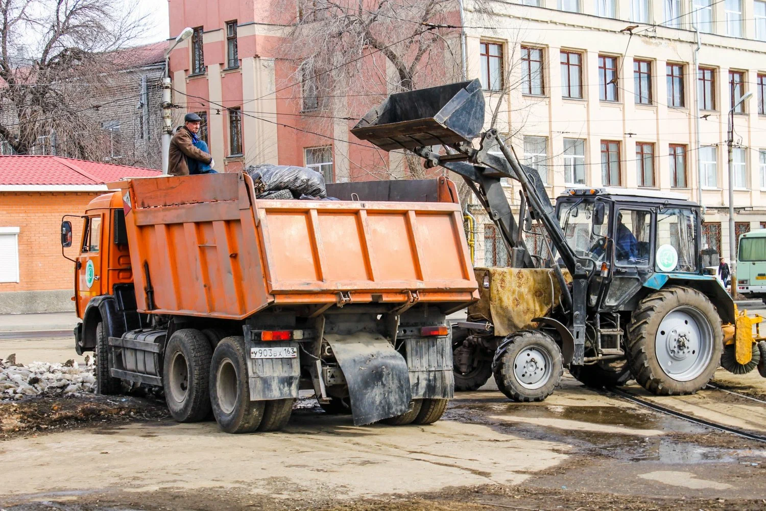 Вывоз мусора Камазом в Саратове – аренда и заказ Камаза 10 тонн от 2405 руб. в ПроМусор